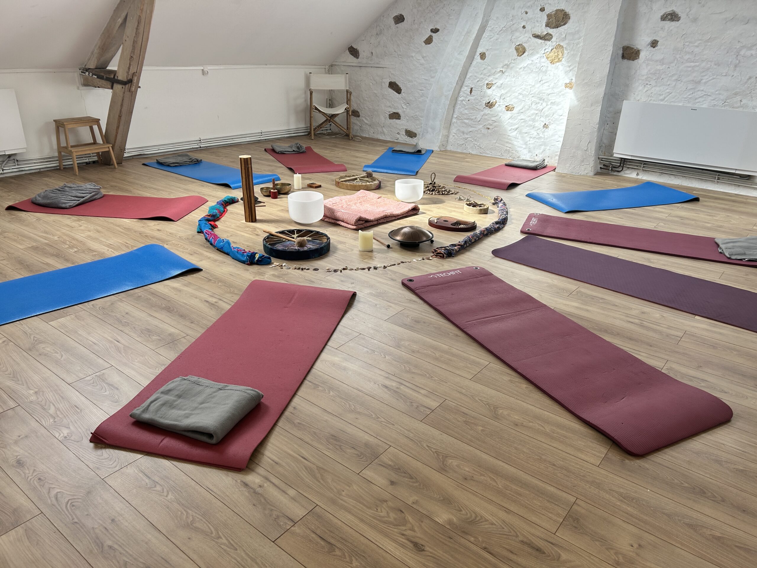 Salle préparée pour un week-end Corps & Voix à Verdelot